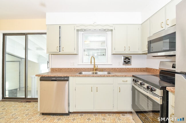 Building Photo - 90 Mary Ellen Dr