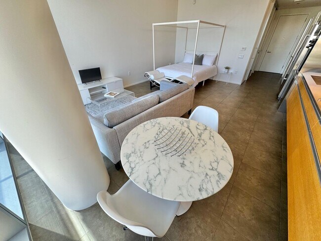 Building Photo - BEAUTIFUL, TURN-KEY HIGH-FLOOR CONTEMPORAR...