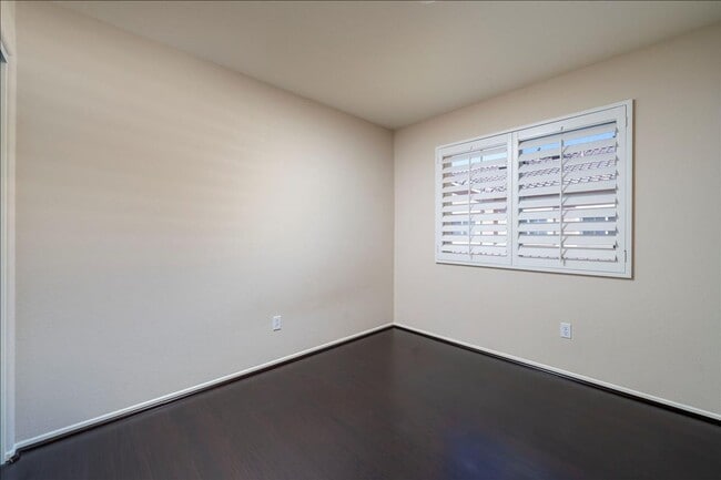 Building Photo - Stevenson Ranch Townhome!  3+2.5+ Loft!  2...