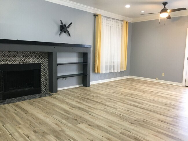 Building Photo - Midtown 2 story condo in Belleair Woods. Over 1200 sq ft of living space! Fenced in back yard! Pe...