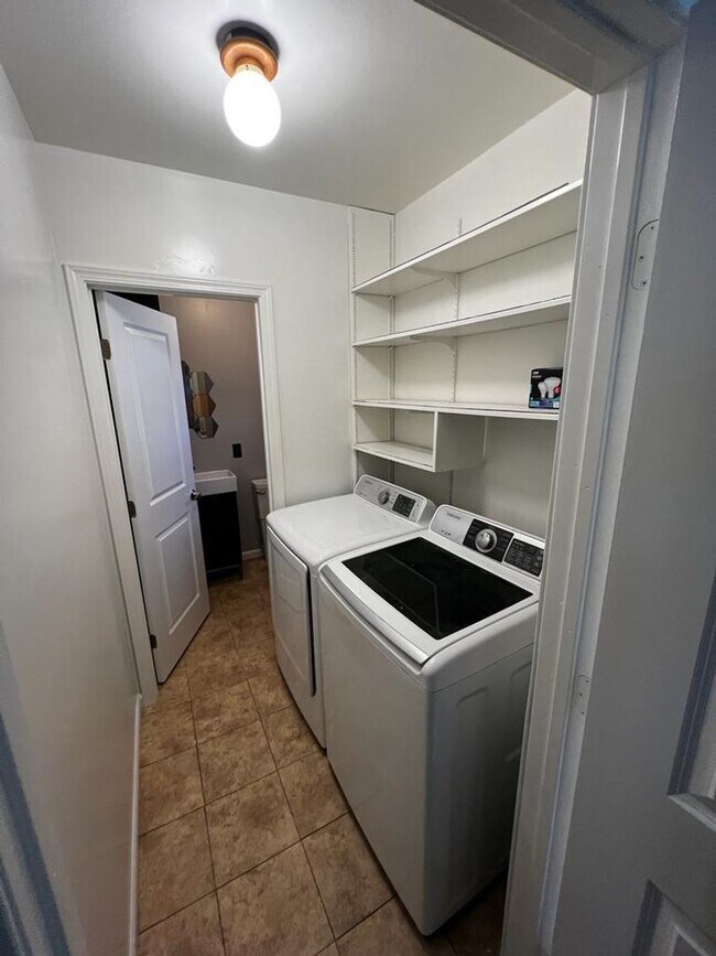 Building Photo - Beautiful 3 bed 2.5 Bath House- La Crescenta/Glendale