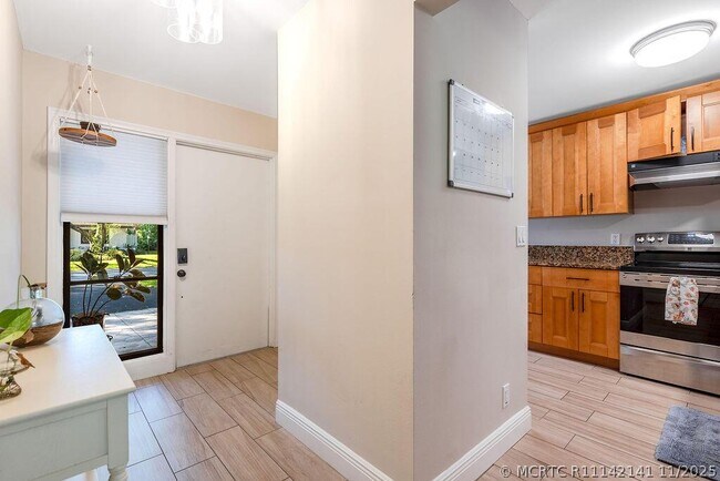 Building Photo - 4143 Palm Forest Dr N