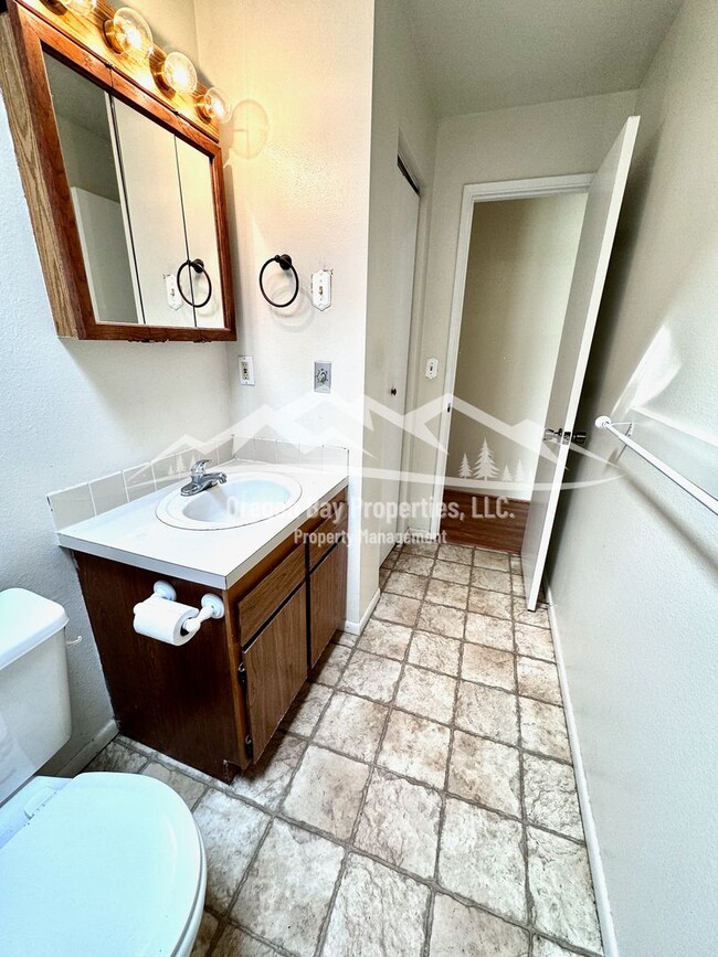 Building Photo - Dog Friendly Bandon Home: 3 bdrm / 1 ba