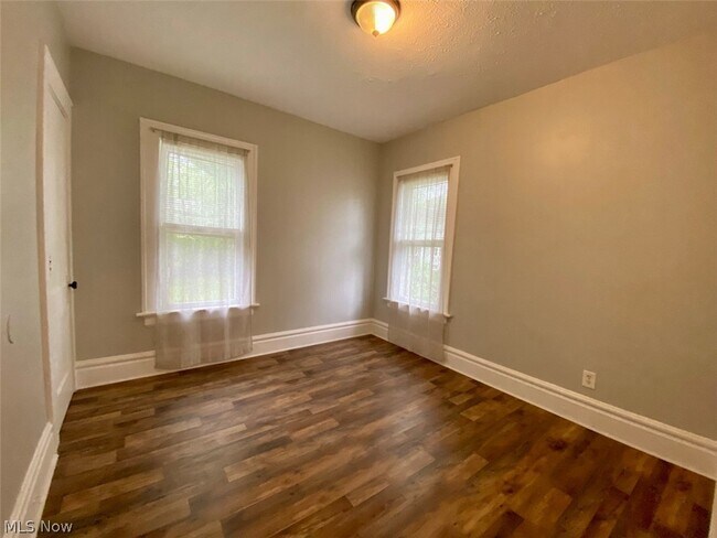 Building Photo - 400 Cloverdale Ave