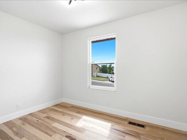 Building Photo - BOUNTIFUL New Remodeled 4 bed 3 bath home