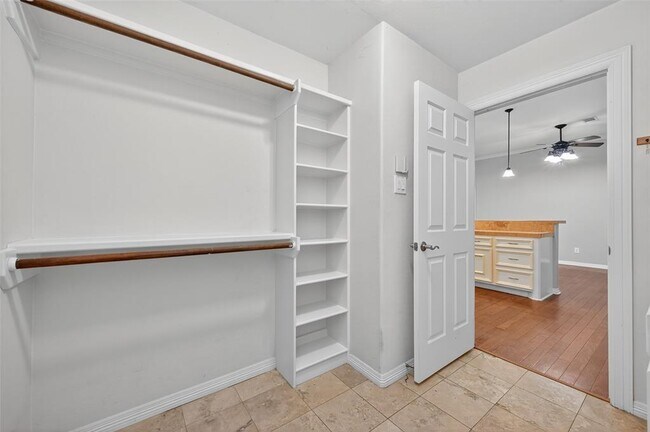 Building Photo - 3702 Sunset Cir