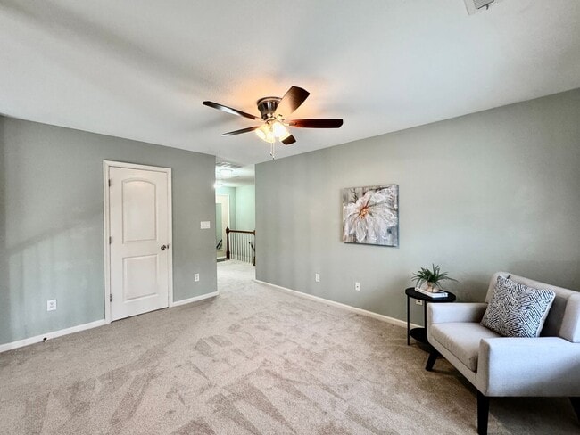 Building Photo - READY NOW!! End-Unit Loft-Style Condo w/1s...