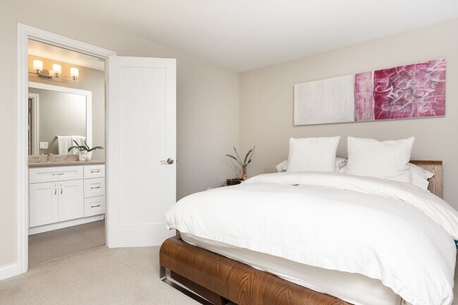 Building Photo - 4Bd/2.5Ba Kirkland Home