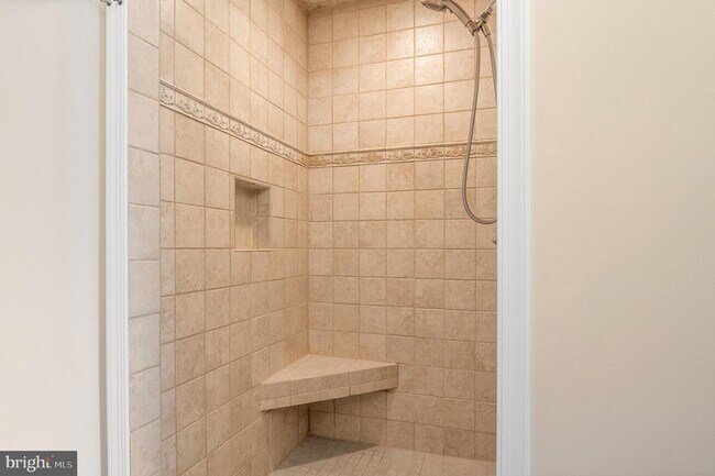 Building Photo - 5905 Lone Oak Dr