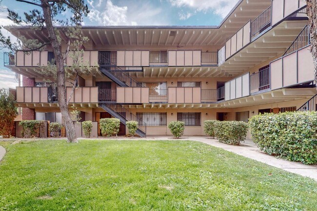 Building Photo - 1100 Alvarado Dr SE