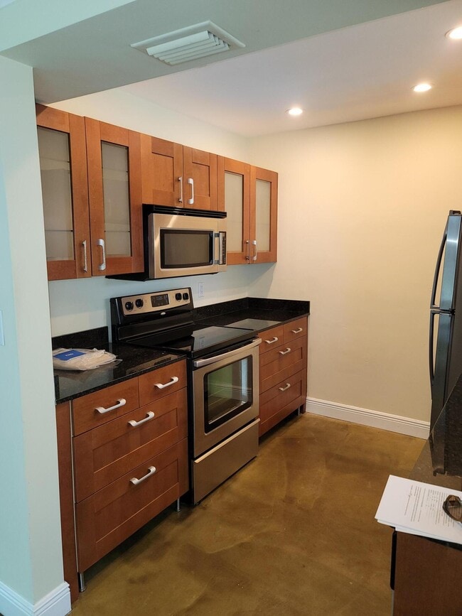 Building Photo - 1680 NE 34th Lane B Oakland Park Fl 33334