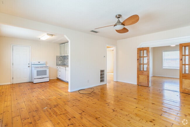 2BD, 1BA - 850 SF- Living Room - Kentucky 540