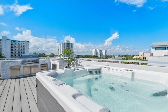 Building Photo - 3270 NE 15th St