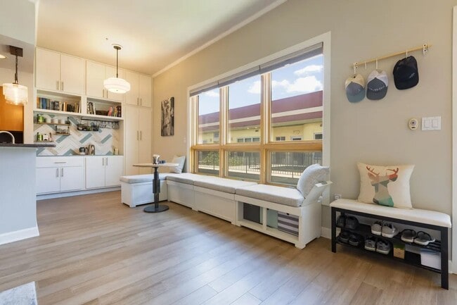 Building Photo - Modern Art Deco Two Bedroom Condo in Nob Hill