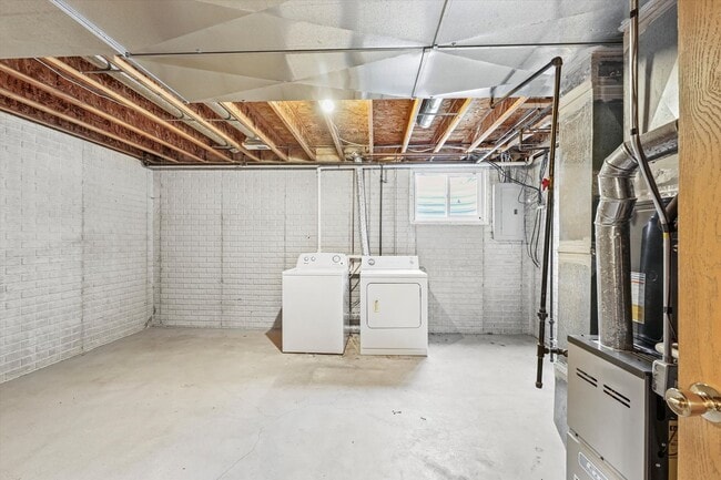 Building Photo - Modern Comfort & Space