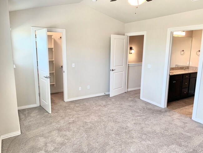 Building Photo - Townhome for Rent in Rogers - 3 bedrooms, ...