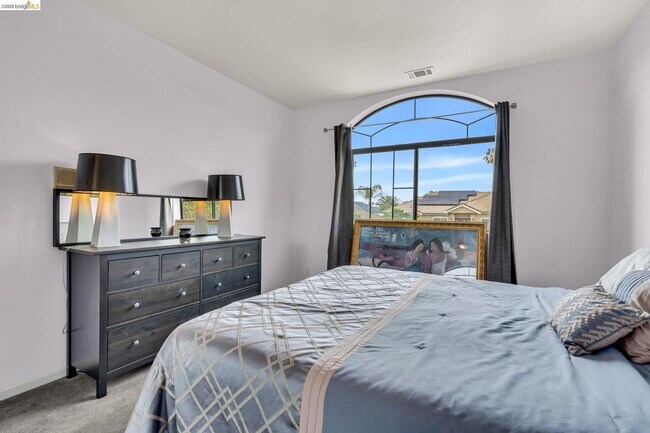 Building Photo - 5640 Edgeview Dr