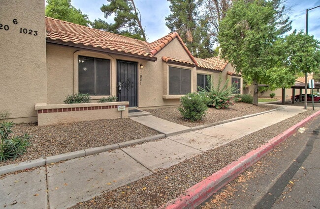 Building Photo - 921 W University Dr