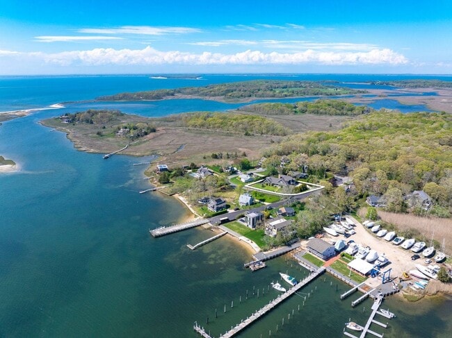 Building Photo - 32 W Neck Cir