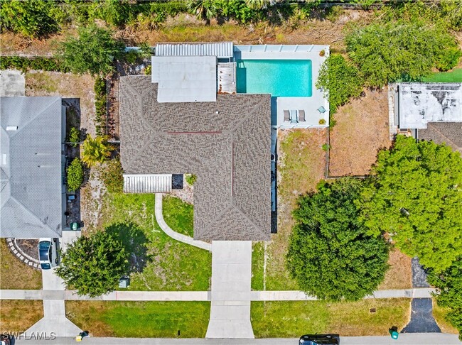 Building Photo - 2473 Poinciana St