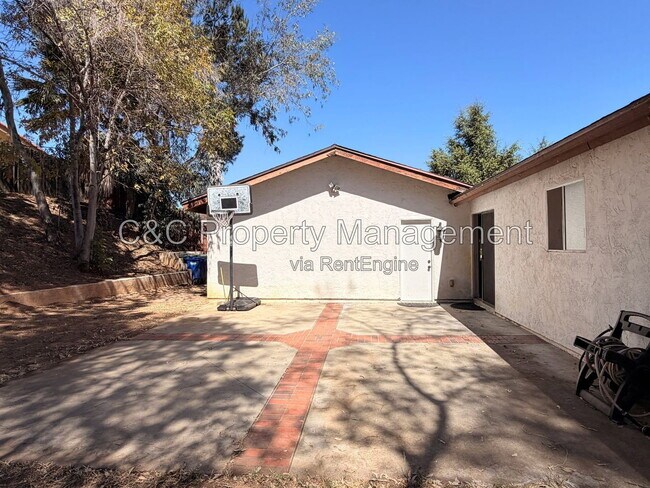 Building Photo - 835 S Upas St