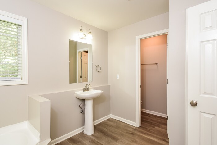 Building Photo - 113 Whispering Ct