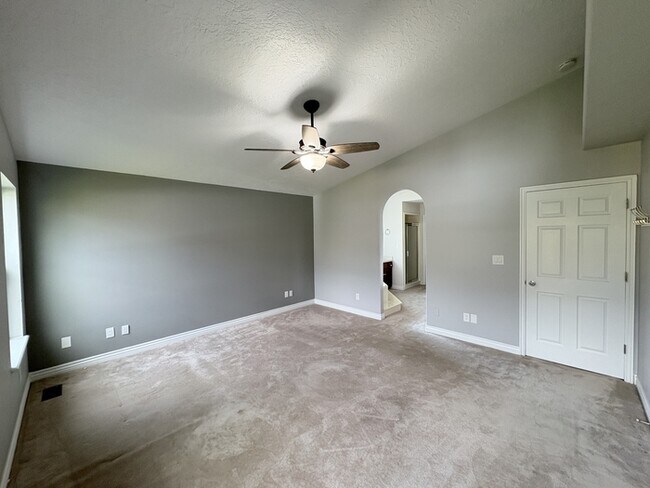 Building Photo - Beautiful Orem home