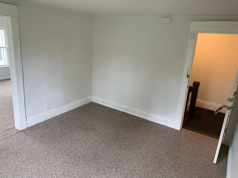 Building Photo - 421 NY-146