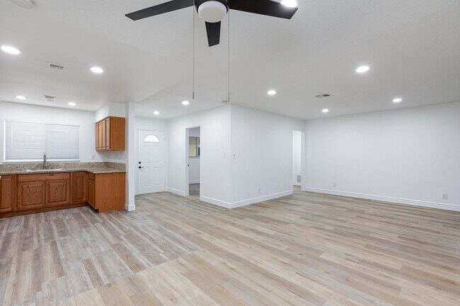 Building Photo - 3 bed and 2 bath with big yard for boat an...