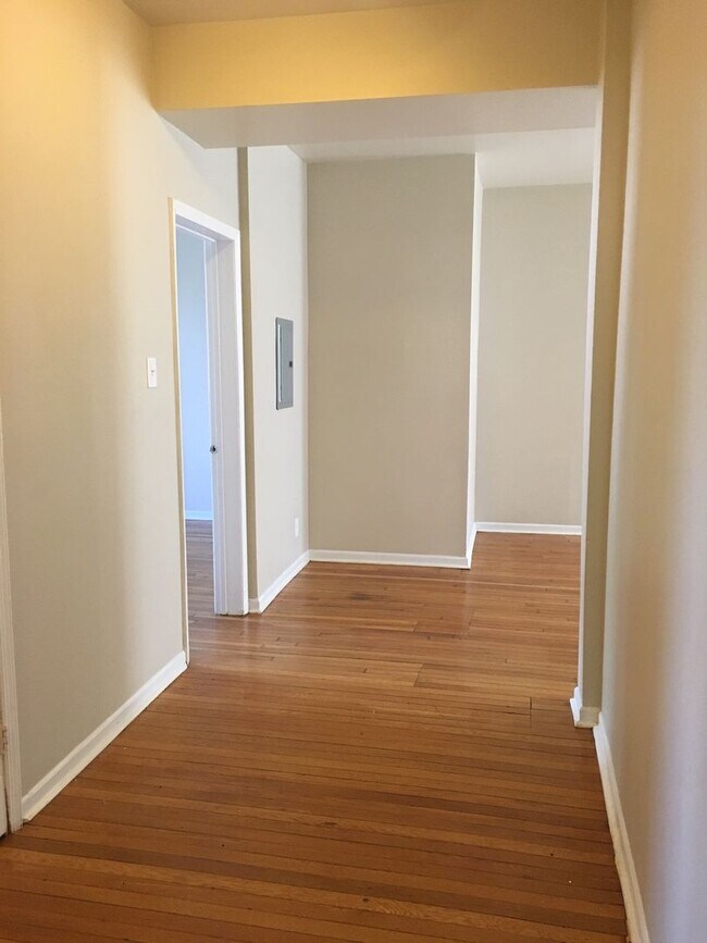 Building Photo - Spacious 2 Bed / 1 Bath Available July 10 | $1,625 | Pet Friendly + Free Storage