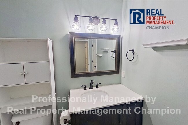 Building Photo - Recently updated 2 BD/1.5 BA End Unit Townhome w/Community Pool