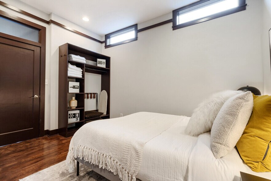 Building Photo - 1208 E Thomas St