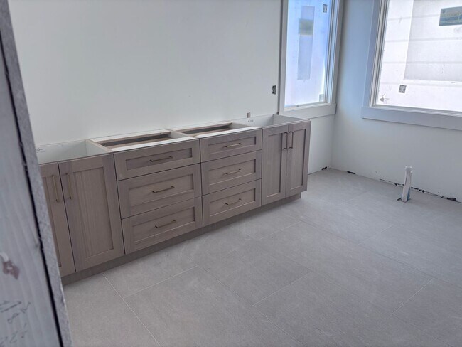 Building Photo - Beautiful 2 story with 6 bedrooms and swimming pool