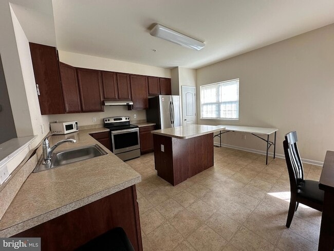 Building Photo - 103 Russell Ln