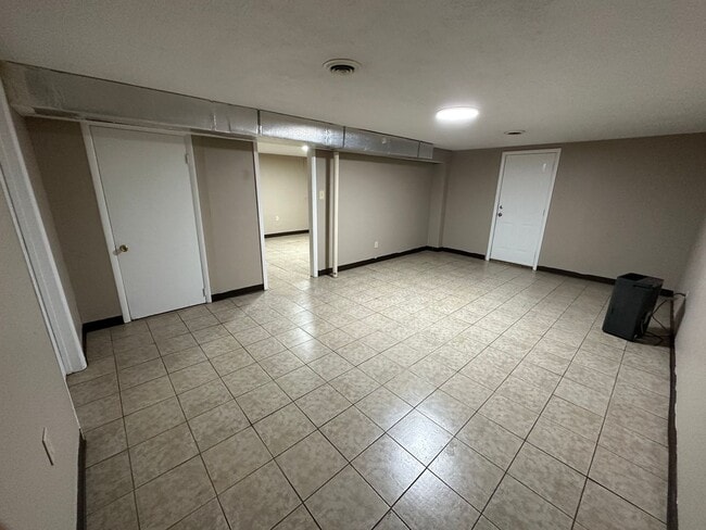 Building Photo - Charming 4 bedroom 2 bathroom home