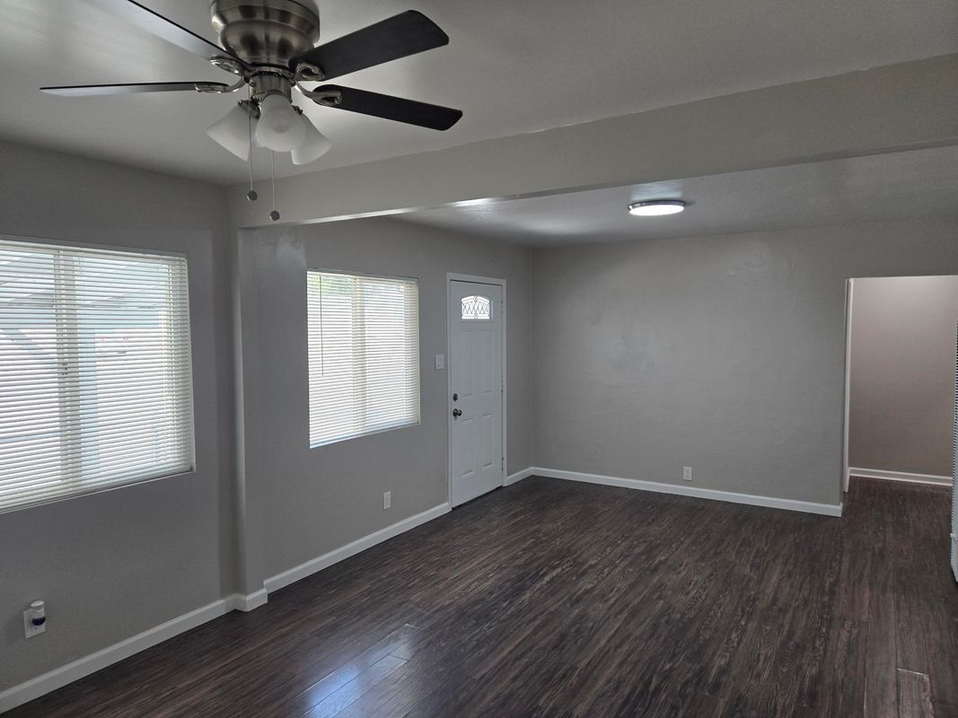 Building Photo - 442 E Arrow, 1/2