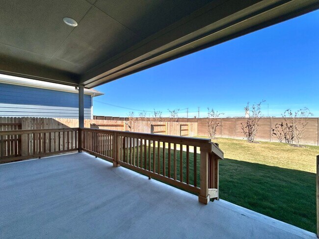 Building Photo - Spacious Modern 4/BR 3/BA Home with Stunning Features!