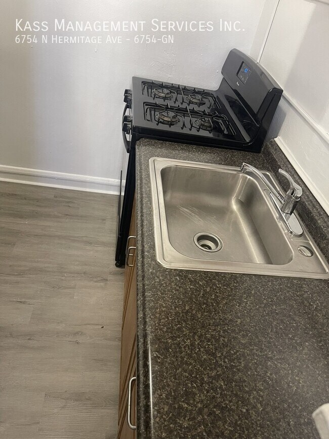 Building Photo - 6754 N Hermitage Ave