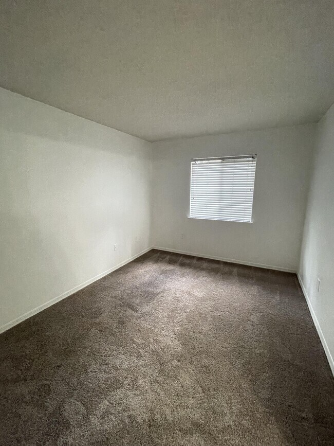 Building Photo - 202 Riverbend Dr