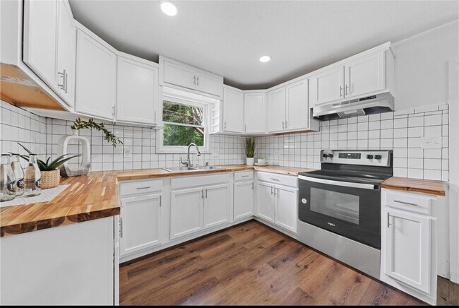 Building Photo - 1133 Lawrence Dr