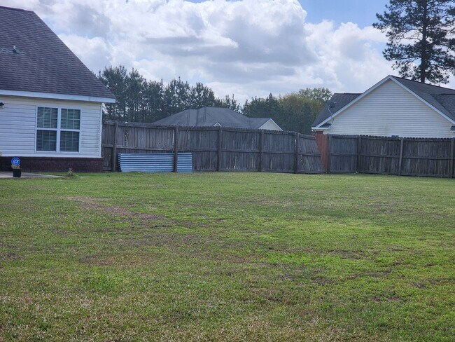 Building Photo - 114 Miller St NE