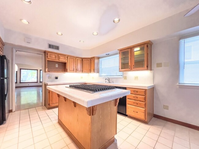 Building Photo - Storybook 3BR Home in Pretigious Rossmoyne...