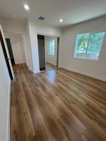 Building Photo - 11104 Oxnard St