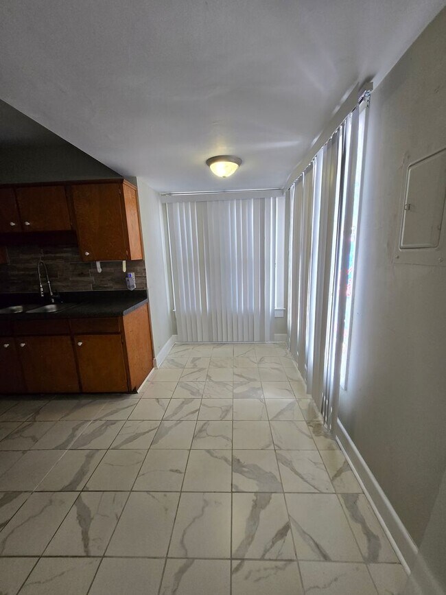 Building Photo - AVAILABLE NOW - Charming 3 Bed / 2 Bath Ho...