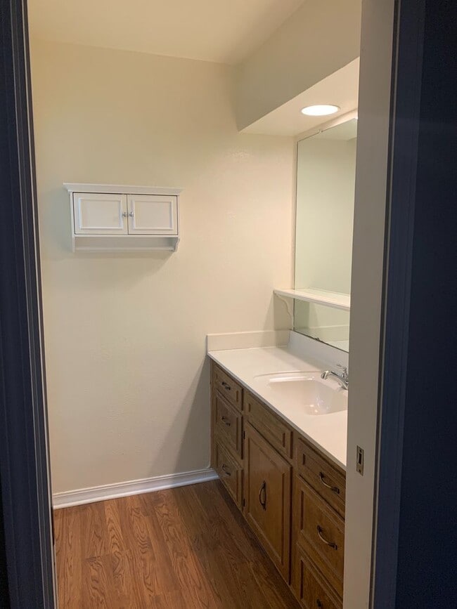 Building Photo - Beautiful Townhouse in Gated Community