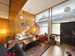 Building Photo - Huge 6 Bedroom, 3.5 Bathroom House in the ...