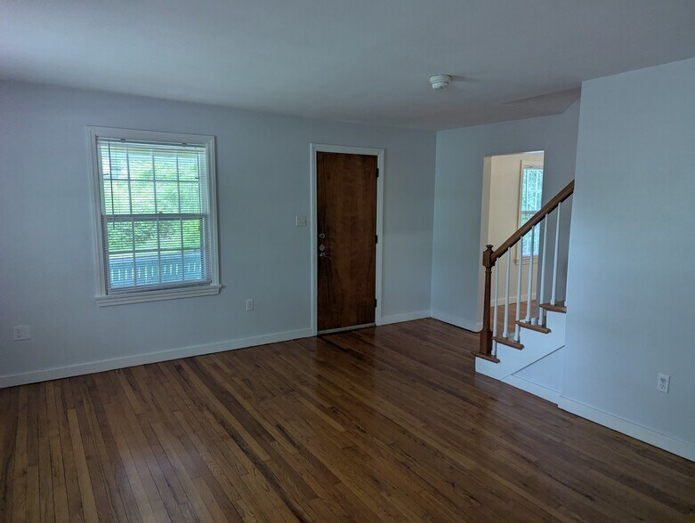 Entrance - 208 Easterly Pky