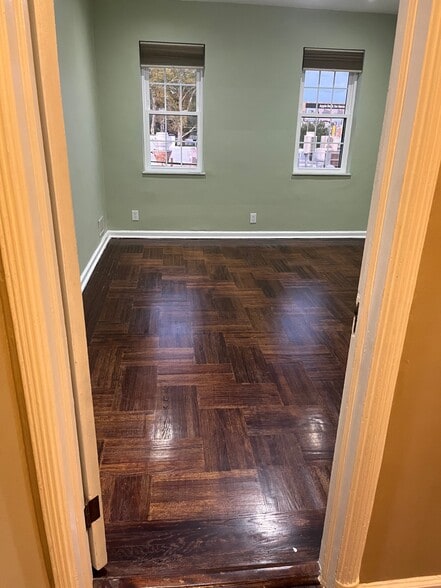 Building Photo - 1270 White Plains Rd