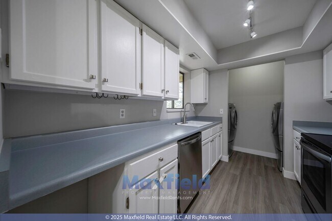 Building Photo - TOP LEVEL CONDO - 2BD 2 BA - NEW PAINT!