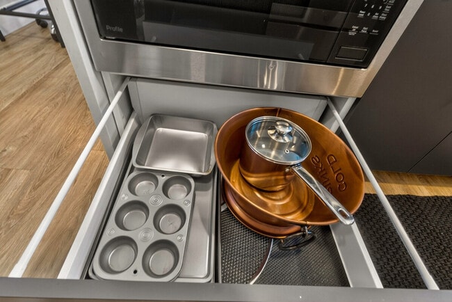 Building Photo - 1424 N Park Pl